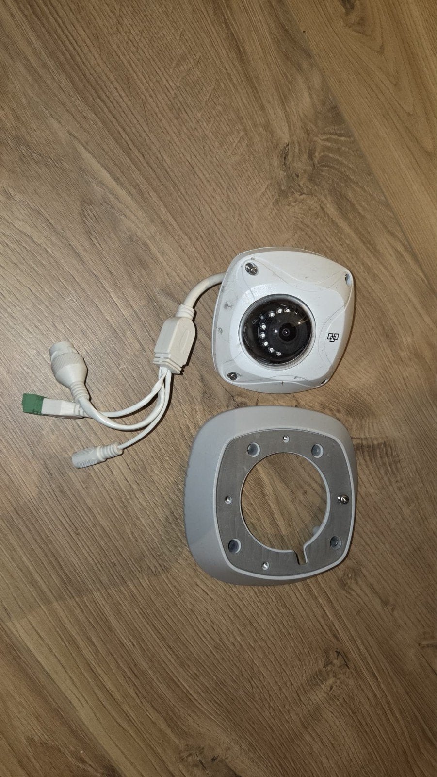 Truvision TVW-5303 ip wedge camera, Ophalen of Verzenden, Gebruikt, Buitencamera