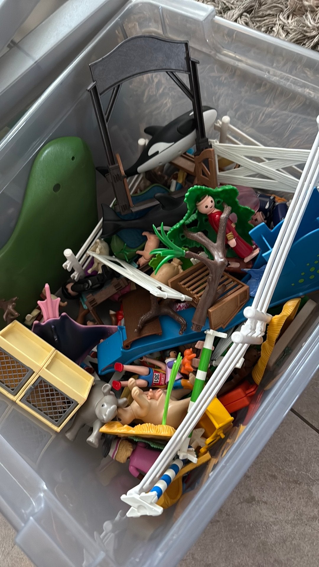 Bak met playmobiel, veel dieren en paardjes en poppetjes, Ophalen, Gebruikt