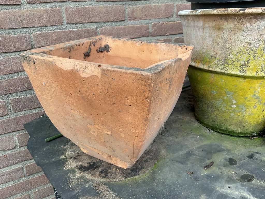 Oude vierkante bloempot, Tuin en Terras, Bloembakken en Plantenbakken, Steen, Gebruikt, Minder dan 30 cm, Vierkant