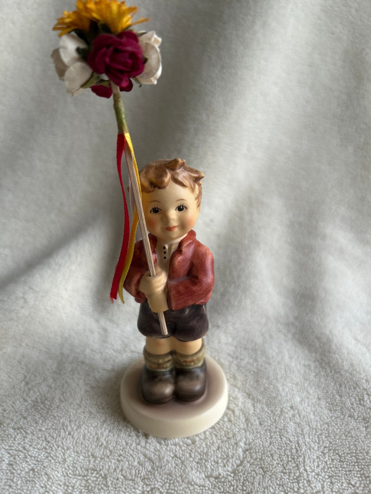 Hummel beeldje jongen met bloemen en linten, Verzamelen, Beelden en Beeldjes, Ophalen of Verzenden, Zo goed als nieuw, Hummel