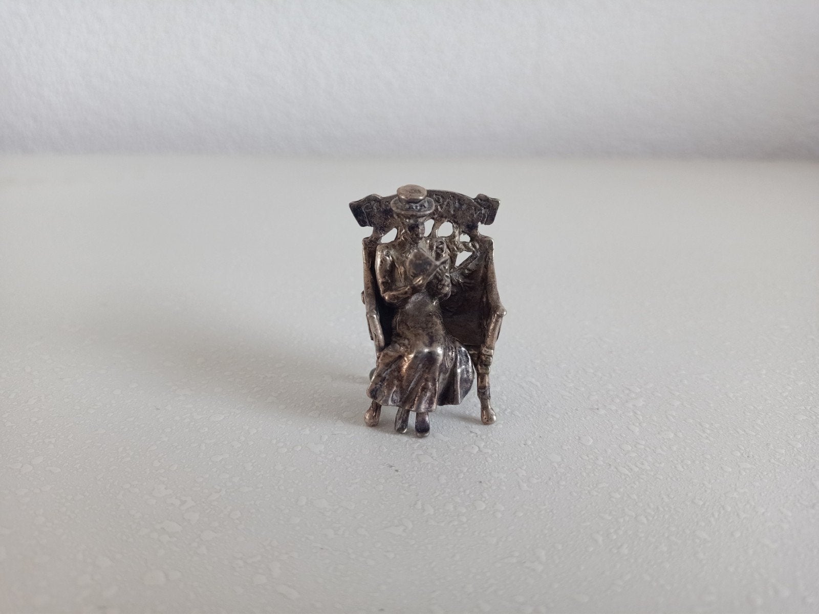 Vintage zilveren miniatuur beeldje lezende dame, Ophalen of Verzenden