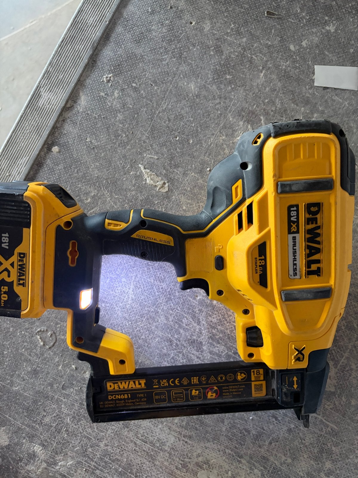 DeWalt DCN681 18V XR Brushless Brad Nailer Spijkerpistool, Ophalen of Verzenden, Zo goed als nieuw, Overige typen