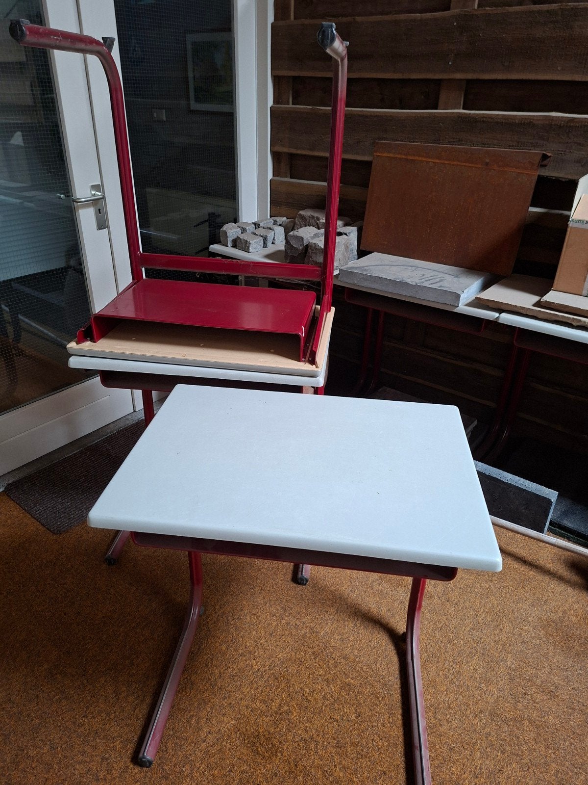 Gratis af te halen: 3 schooltafels/schoolbureaus, Ophalen, Opbergruimte, Gebruikt, Schoolbureau