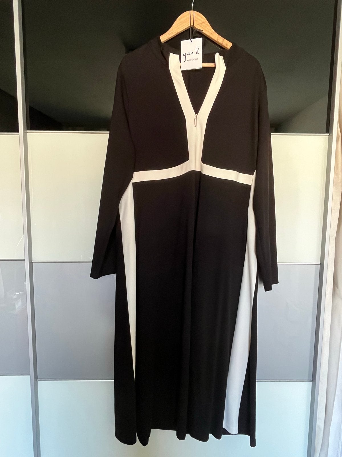 Yoek Zwarte Jurk met Witte Biezen, Maat 52/54, Ongedragen, Kleding | Dames, Ophalen of Verzenden, Nieuw, Maat 46/48 (XL) of groter