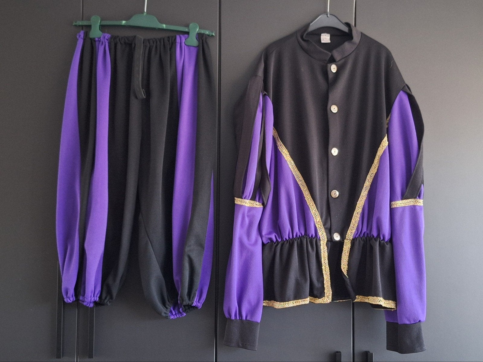 Twee Pietenpak Maat 56 met Accessoires, Kerstmis of Sinterklaas, Maat 56/58 (XL), Ophalen of Verzenden, Zo goed als nieuw