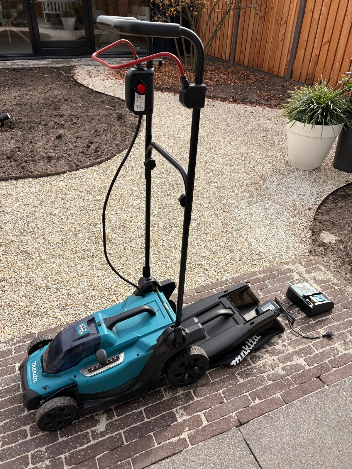 Makita DLM330 Accu Grasmaaier met Accu, Lader en Opvangbak, Ophalen, Accu-grasmaaier, Zo goed als nieuw, Opvangbak