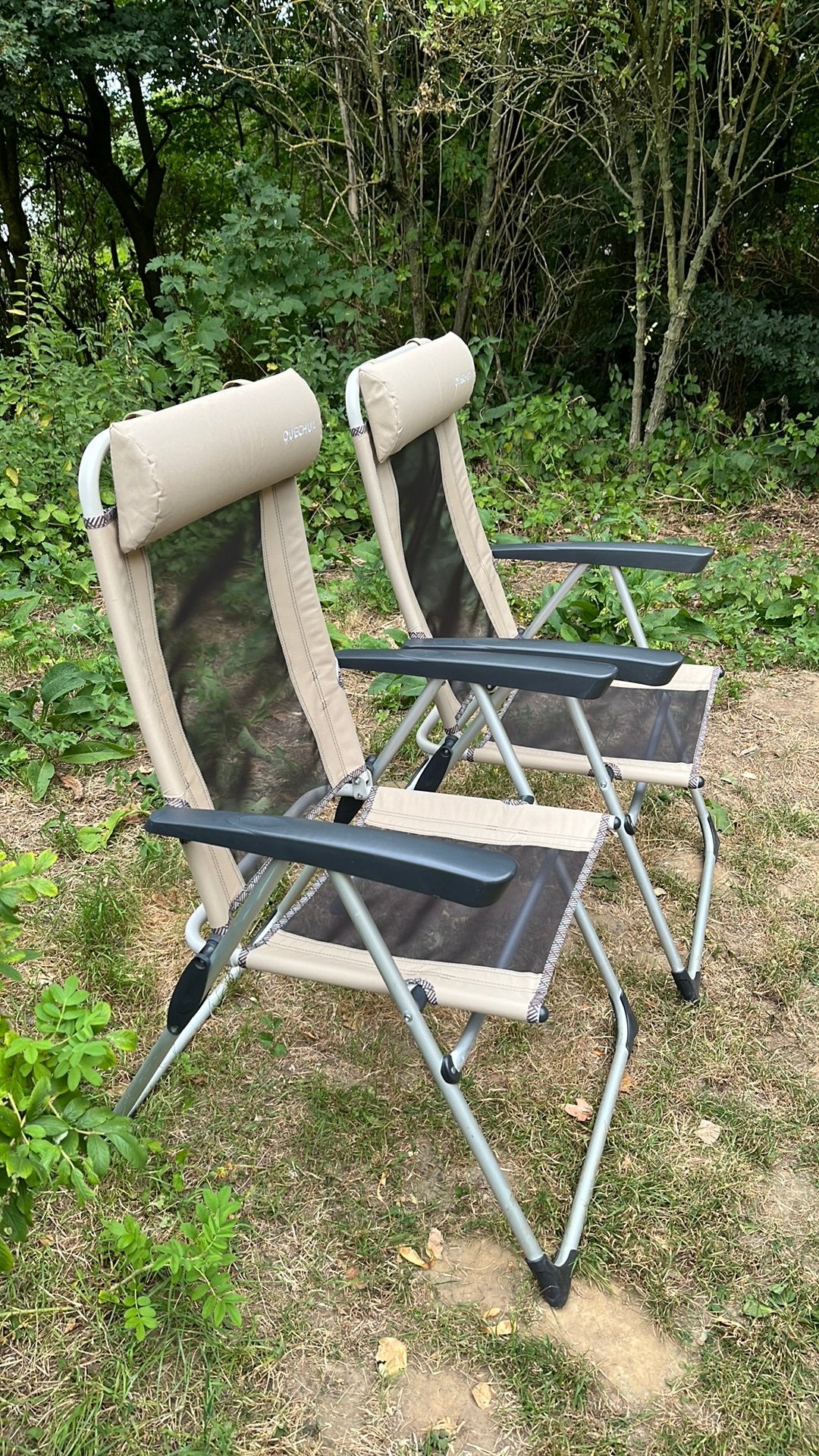 2 Quechua kampeerklapstoelen beige, Ophalen, Zo goed als nieuw, Campingstoel