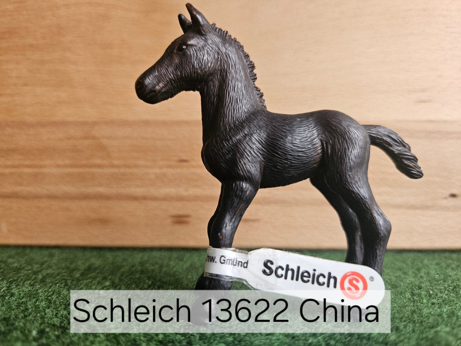 Schleich 13622 Fries veulen met vaantje uit 2007, Verzamelen, Dierenverzamelingen, Ophalen of Verzenden, Zo goed als nieuw, Paard
