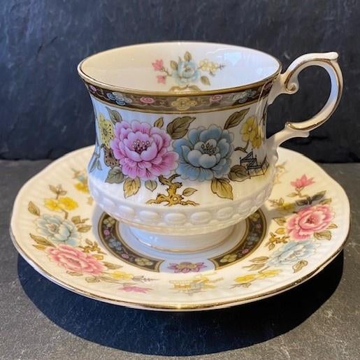 Queens Cathay Rosina - Fine Bone China - kop en schotel, Verzamelen, Porselein, Kristal en Bestek, Kop en/of schotel, Ophalen of Verzenden