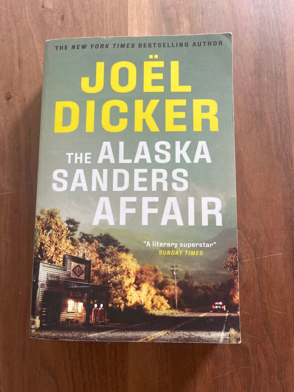 The Alaska Sanders Affair - Joël Dicker (Engels), Boeken, Ophalen of Verzenden, Gelezen, Europa overig