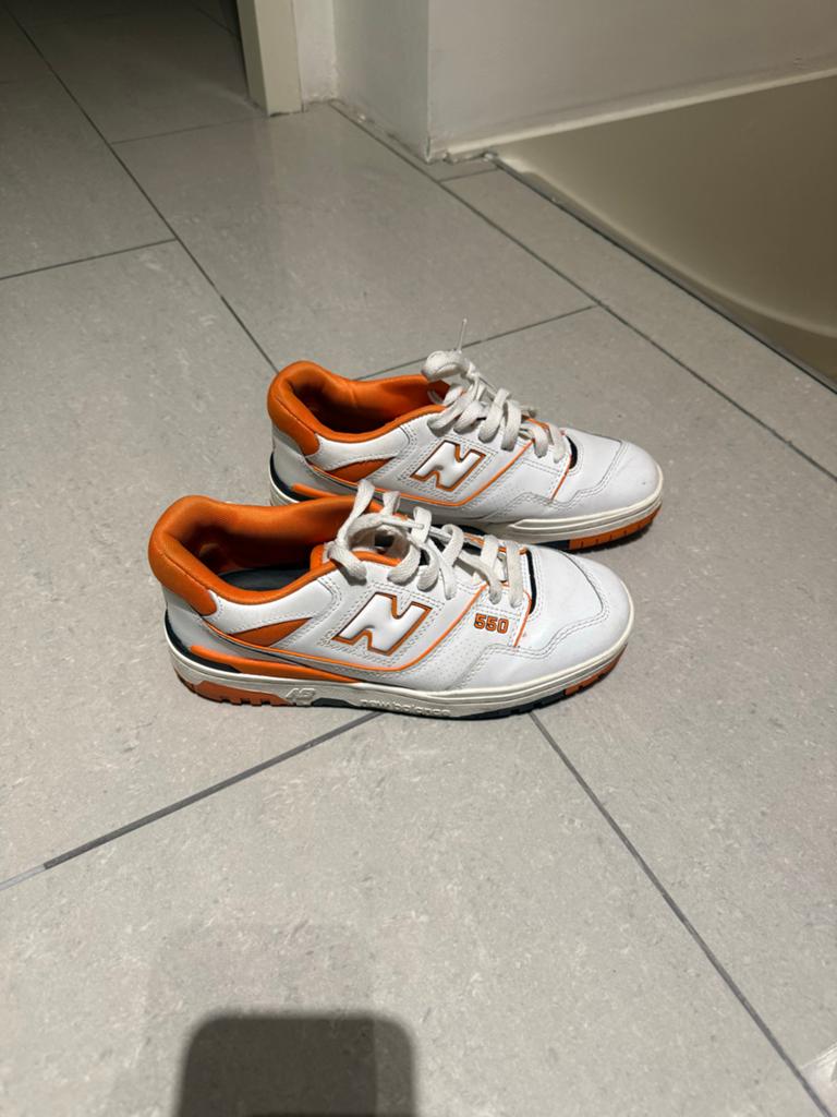New Balance 550 - Wit met Oranje accenten, Kleding | Dames, Schoenen, Wit, Ophalen of Verzenden, Sneakers of Gympen, Gedragen