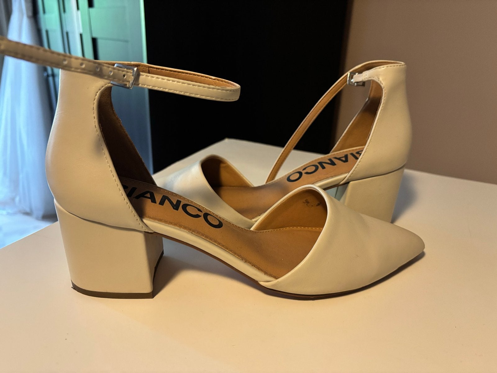 Bianco pumps met enkelbandje - Zo goed als nieuw, Kleding | Dames, Ophalen of Verzenden, Zo goed als nieuw, Beige, Pumps