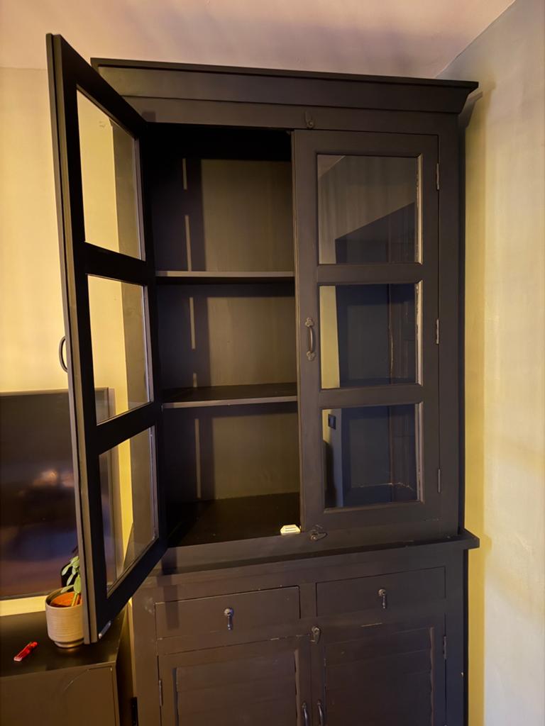 Zwarte vitrinekast / buffetkast met glazen deuren, Huis en Inrichting, Kasten | Buffetkasten, Gebruikt, 100 tot 150 cm, Ophalen of Verzenden