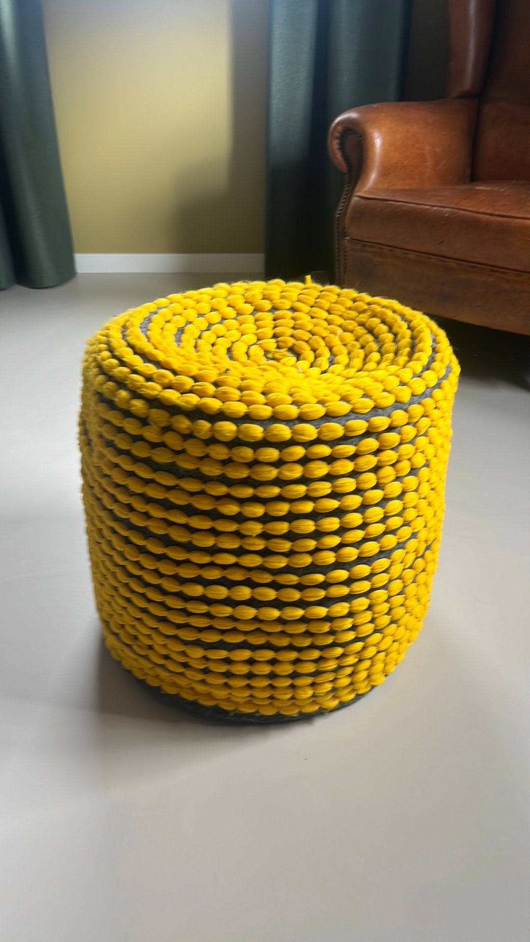 Poef okergeel met grijs (hadden we in de kinderkamer), Ophalen, Gebruikt, Stof, 50 tot 75 cm