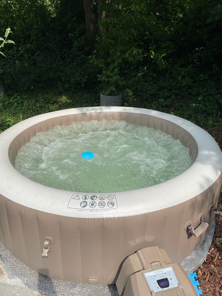 Een lek opblaasbaar Jacuzzi met Pomp, Filter en Verlichting, Ophalen, Gebruikt, Pomp, Opblaasbaar