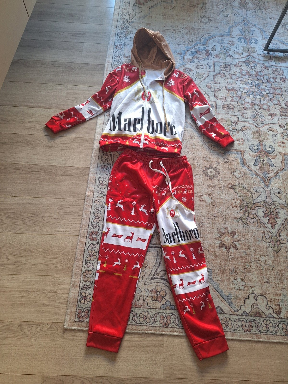 Marlboro Budweiser Kerst Trainingspak Maat M als nieuw, Kleding | Heren, Ophalen of Verzenden, Zo goed als nieuw, Marlboro