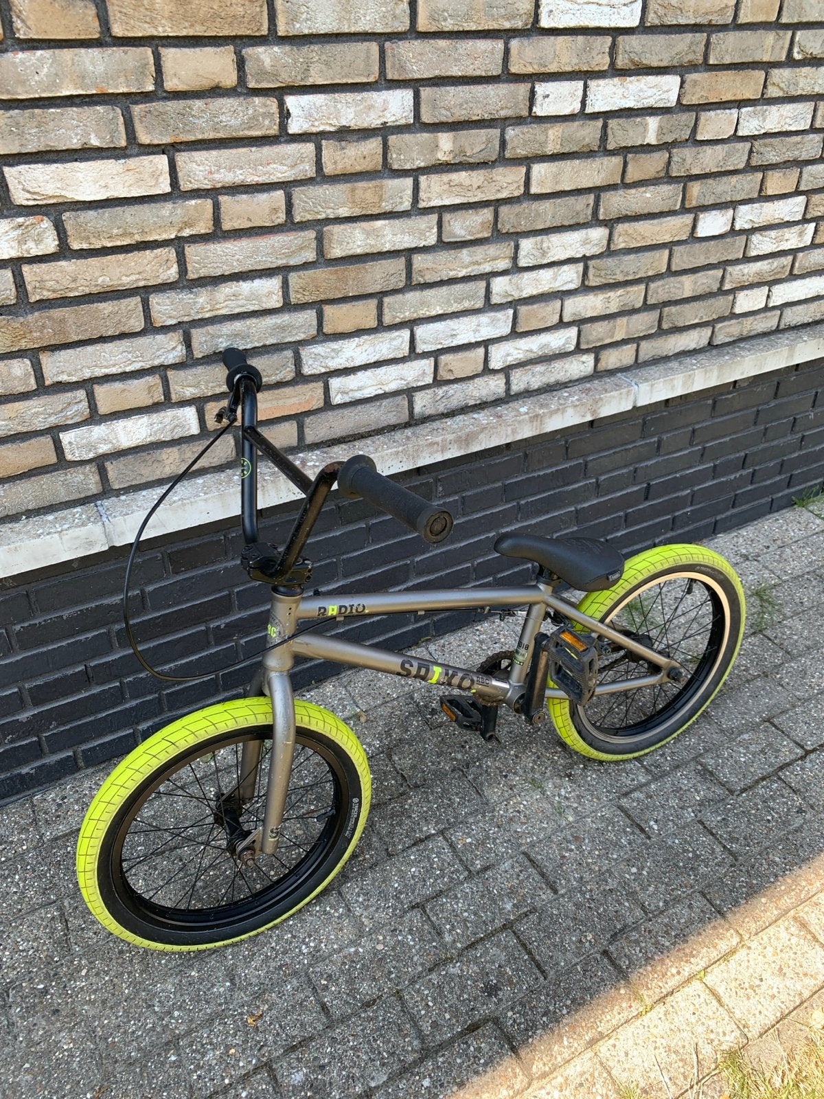 Radio Saiko BMX met 18 inch wielen en neongele banden, Fietsen en Brommers, Fietsen | Crossfietsen en BMX, Ophalen, Staal, Velgrem