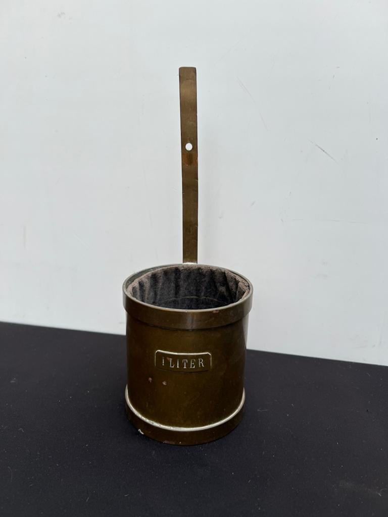 Te Koop : 1 Liter Maatbeker Messing Rond Maat Beker, Antiek en Kunst, Antiek | Koper en Brons, Ophalen of Verzenden, Koper