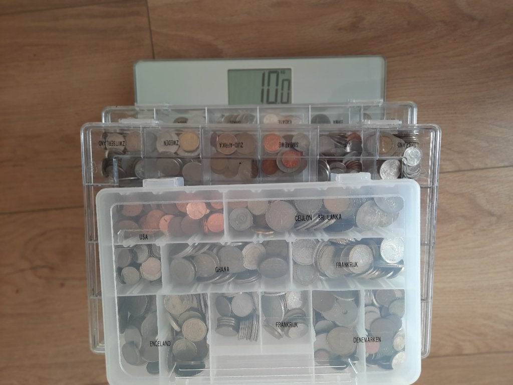 Munten. 10 kg in mooie muntenbakken. Mooie uitzoekkoop, Ophalen of Verzenden, Overige landen