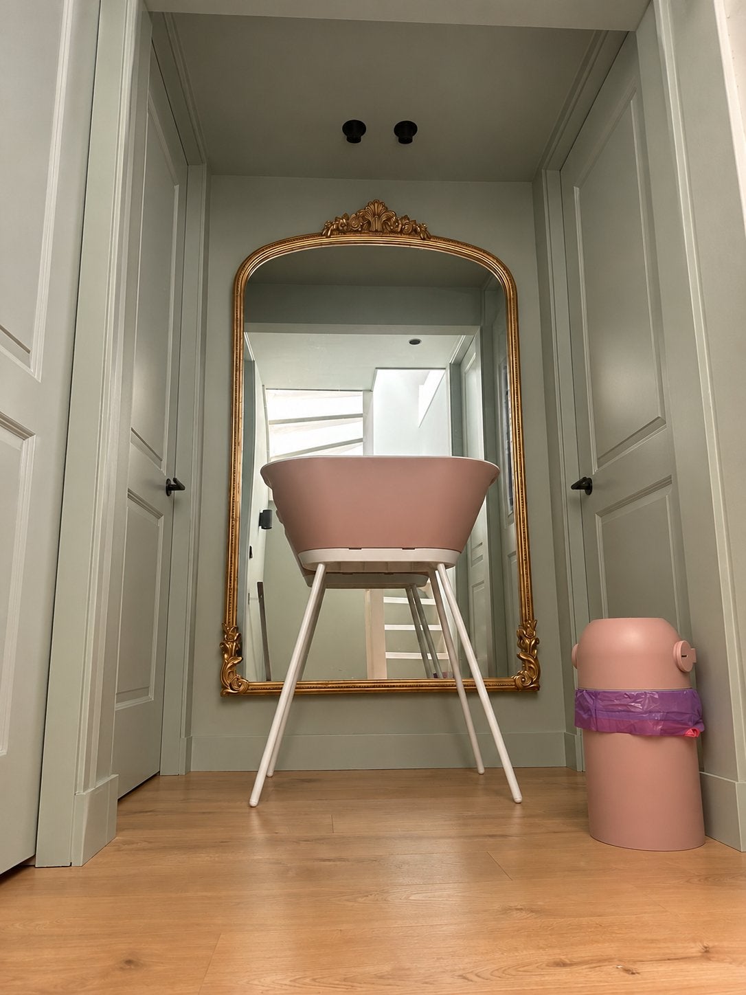 Roze babybadje op standaard van Wetoo, Zo goed als nieuw, Badje, Standaard, Ophalen