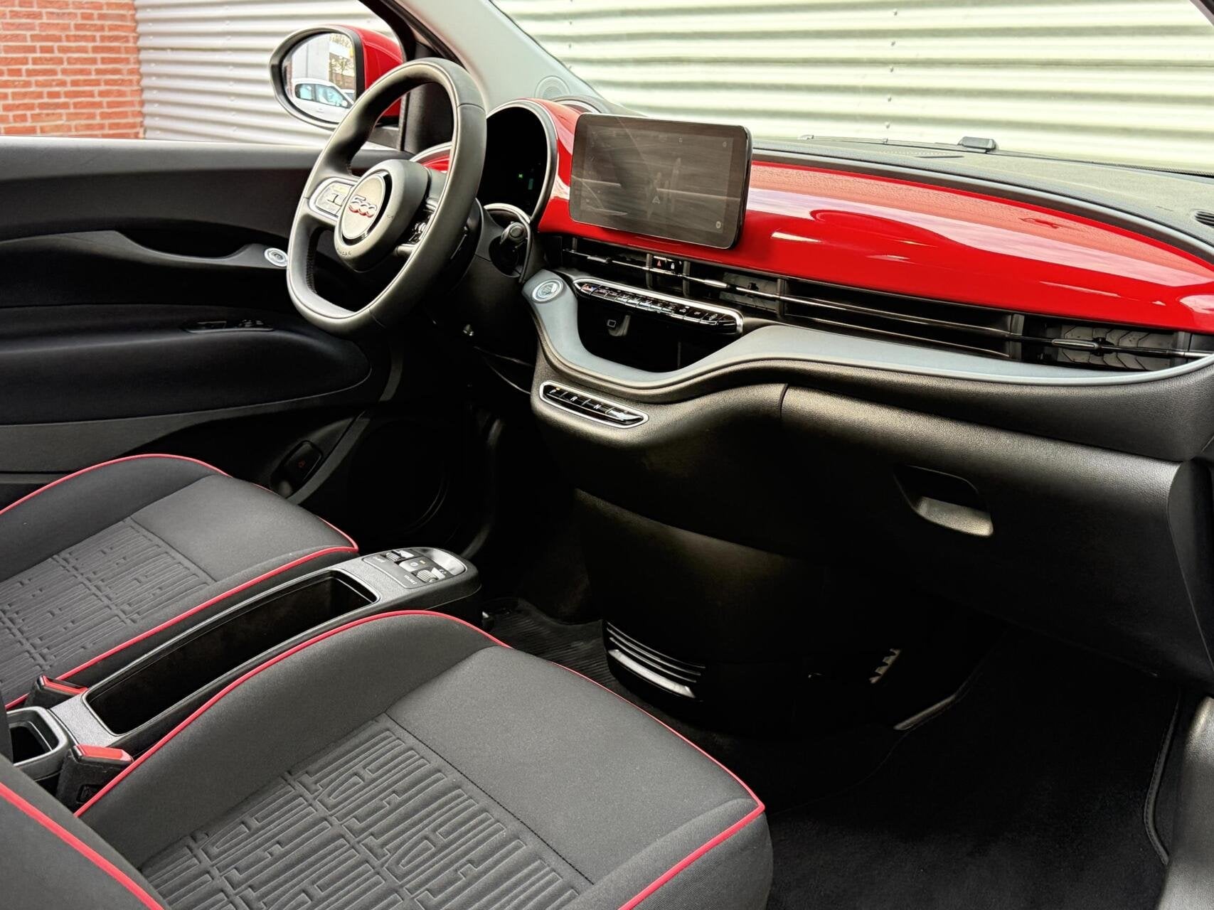 Fiat 500 RED 24 kWh Navi Camera Carplay Led Cruise SOH 100%, Dealer onderhouden, Stof, Gebruikt, 95 pk