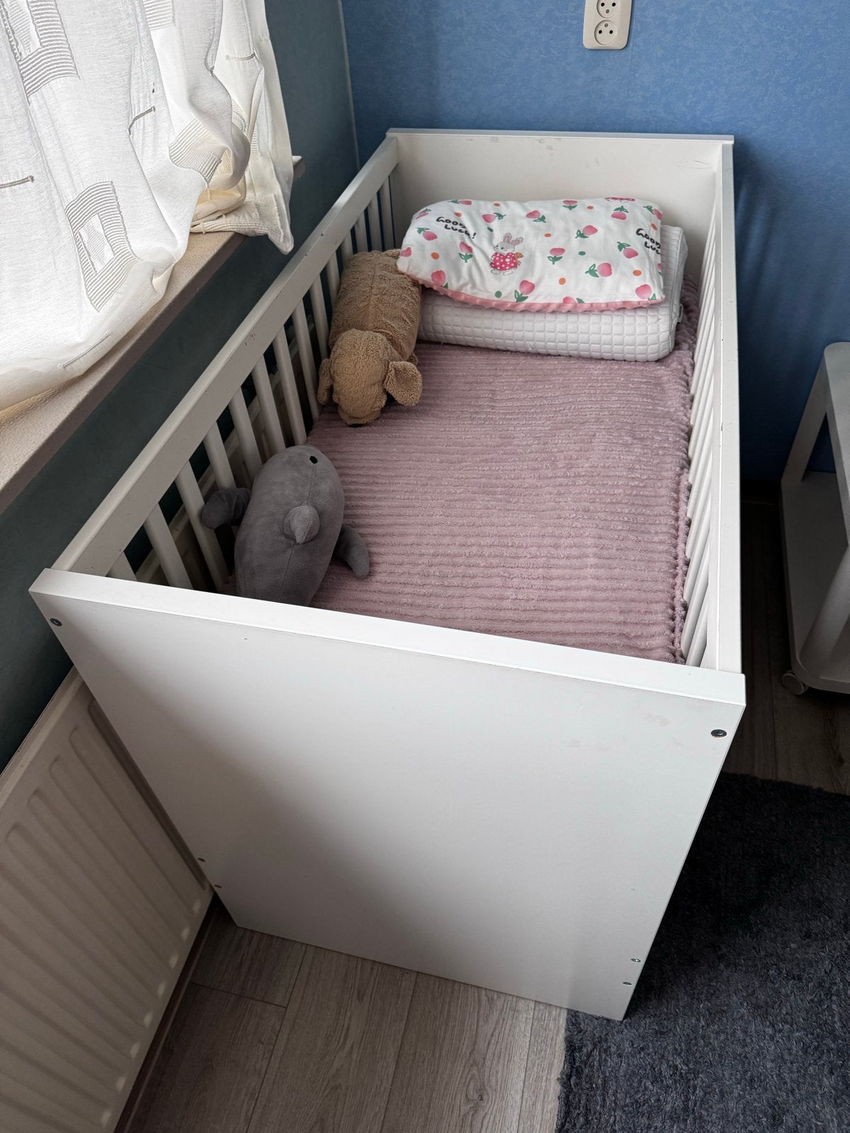 Wit kinderbed/ ledikant met lades en beddengoed, Ophalen of Verzenden, Zo goed als nieuw, Ledikant