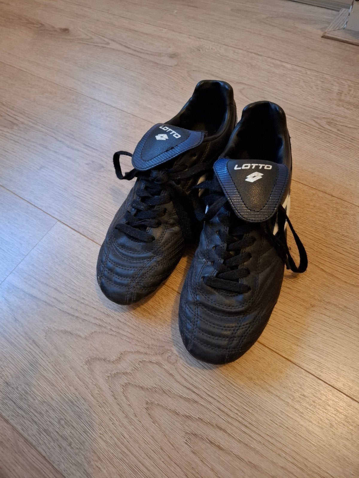Lotto voetbalschoenen maat 39 - Zo goed als nieuw, Ophalen of Verzenden, Zo goed als nieuw, Schoenen