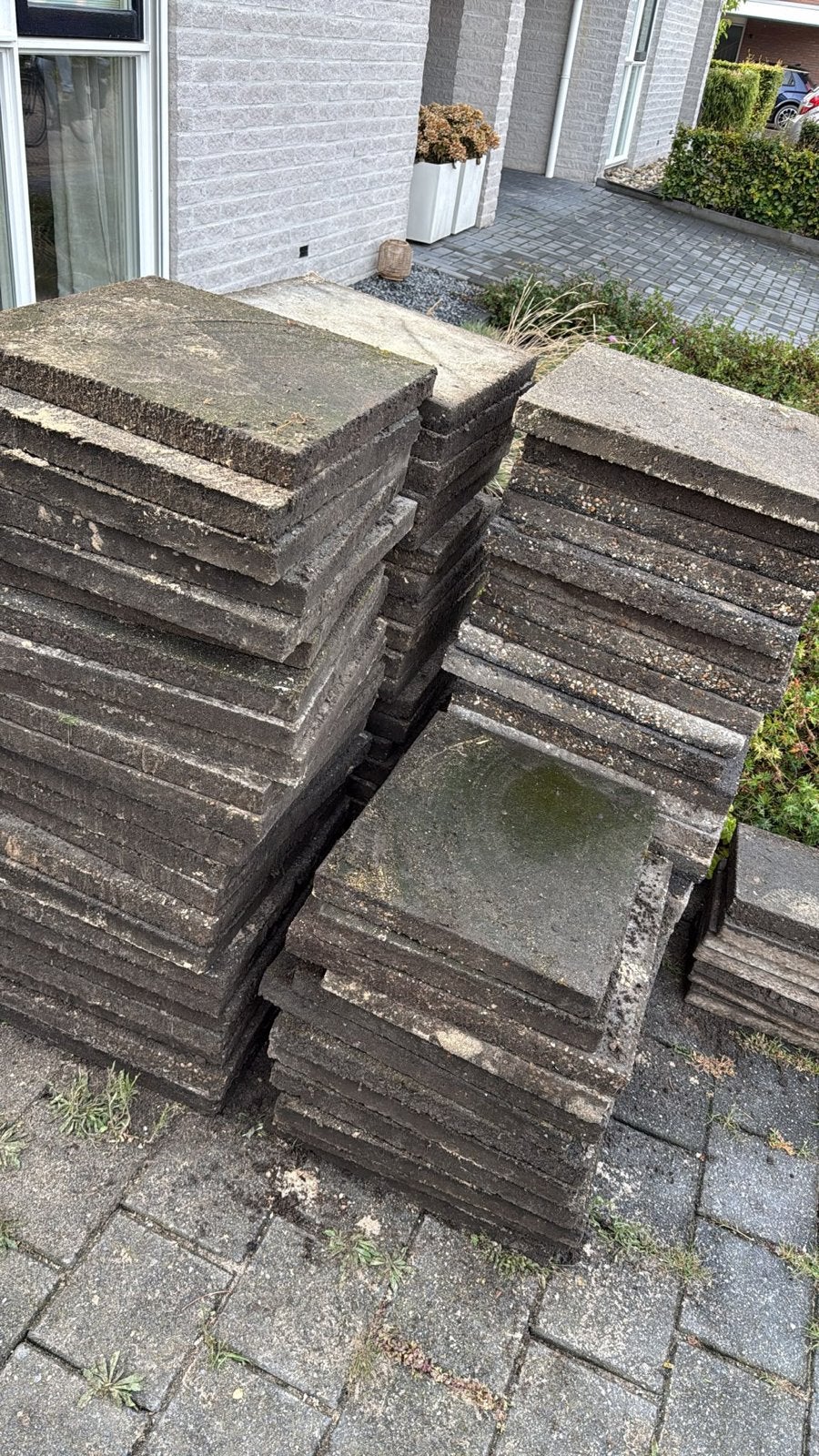 Gratis af te halen: Tuintegels (50x50) en klinkers (20x7), Ophalen, Gebruikt, Beton, Terrastegels
