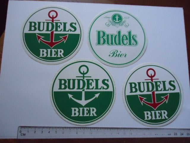 sticker oud Budels bier pils logo plastic budel retro 4x, Verzenden, Zo goed als nieuw, Bedrijf of Vereniging