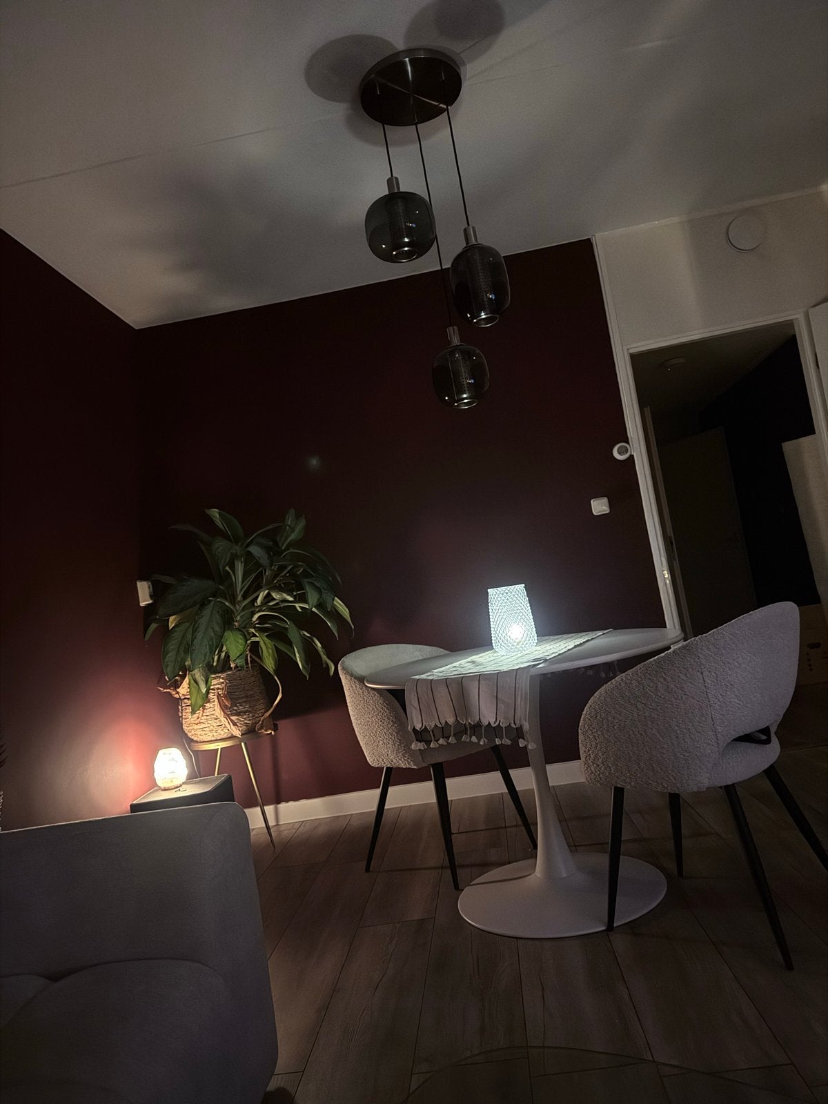 Eettafel met 2 stoelen - Moet snel weg!, Huis en Inrichting, Ophalen, Kunststof, Gebruikt, Rond
