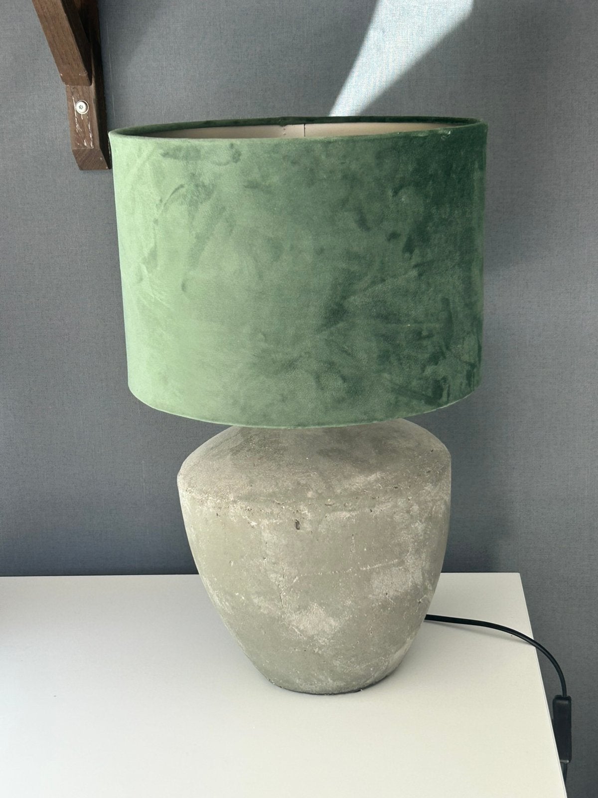 Landelijke kruiklamp met groene velvet kap, Huis en Inrichting, Lampen | Tafellampen, Ophalen, Zo goed als nieuw