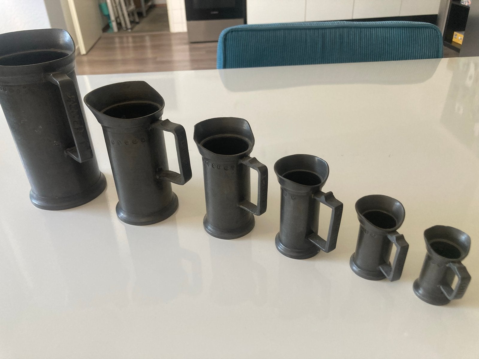 Antieke tinnen maatbekers set met tapkraan, Ophalen
