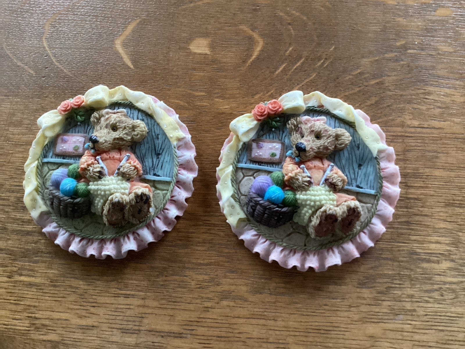 2 schattige schilderijtjes van breiende beertjes, Ophalen of Verzenden, Zo goed als nieuw, Dier