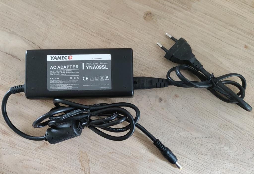 YANEC AC Adapter YNA09SL - 19V 4.74A 90W met USB, Ophalen of Verzenden, Zo goed als nieuw, YANEC