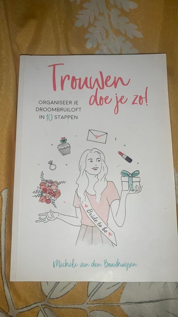 Michele van den Bouwhuijsen - Trouwen doe je zo!, Michele van den Bouwhuijsen, Ophalen of Verzenden, Zo goed als nieuw, Mode algemeen