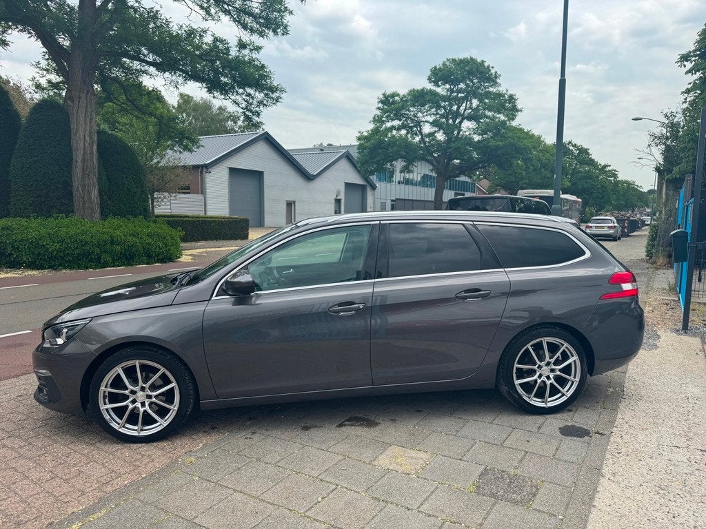 Peugeot 308 SW 1.2 PureTech Allure Clima Navi 18” Trekh, Gebruikt, 1199 cc, 635 kg, Leder en Stof