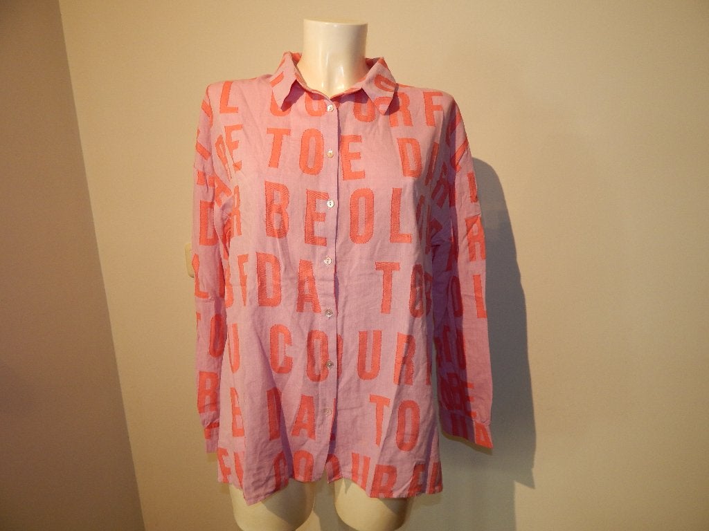 POM Amsterdam roze blouse in tekst print fel roze M, Kleding | Dames, Maat 38/40 (M), Verzenden, Zo goed als nieuw, Roze