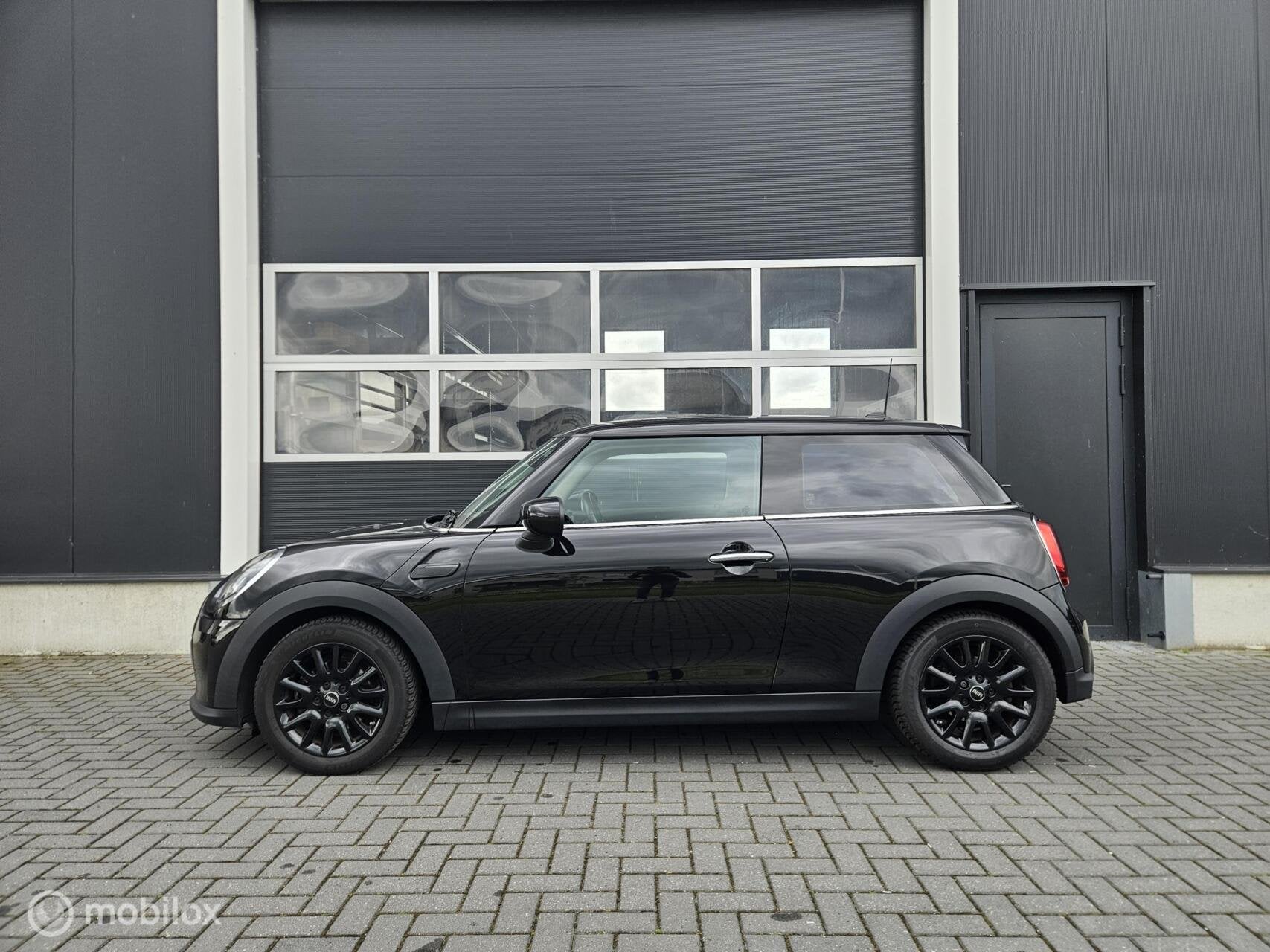 MINI Cooper 1.5 Facelift | LED | Sportstoelen| Dealer onderh, Voorwielaandrijving, 136 pk, Gebruikt, Euro 6