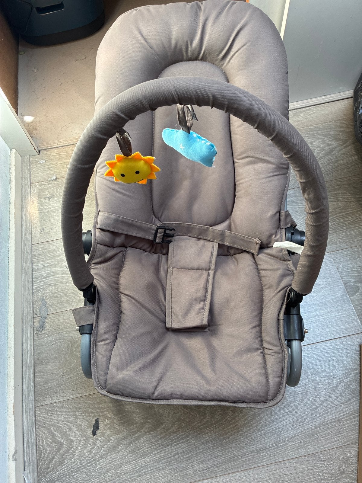 Comfortabele wipstoel met speelboog, Kinderen en Baby's, Wipstoeltjes, Gebruikt, Wipstoel, Met gordel(s) of riempje(s), Ophalen