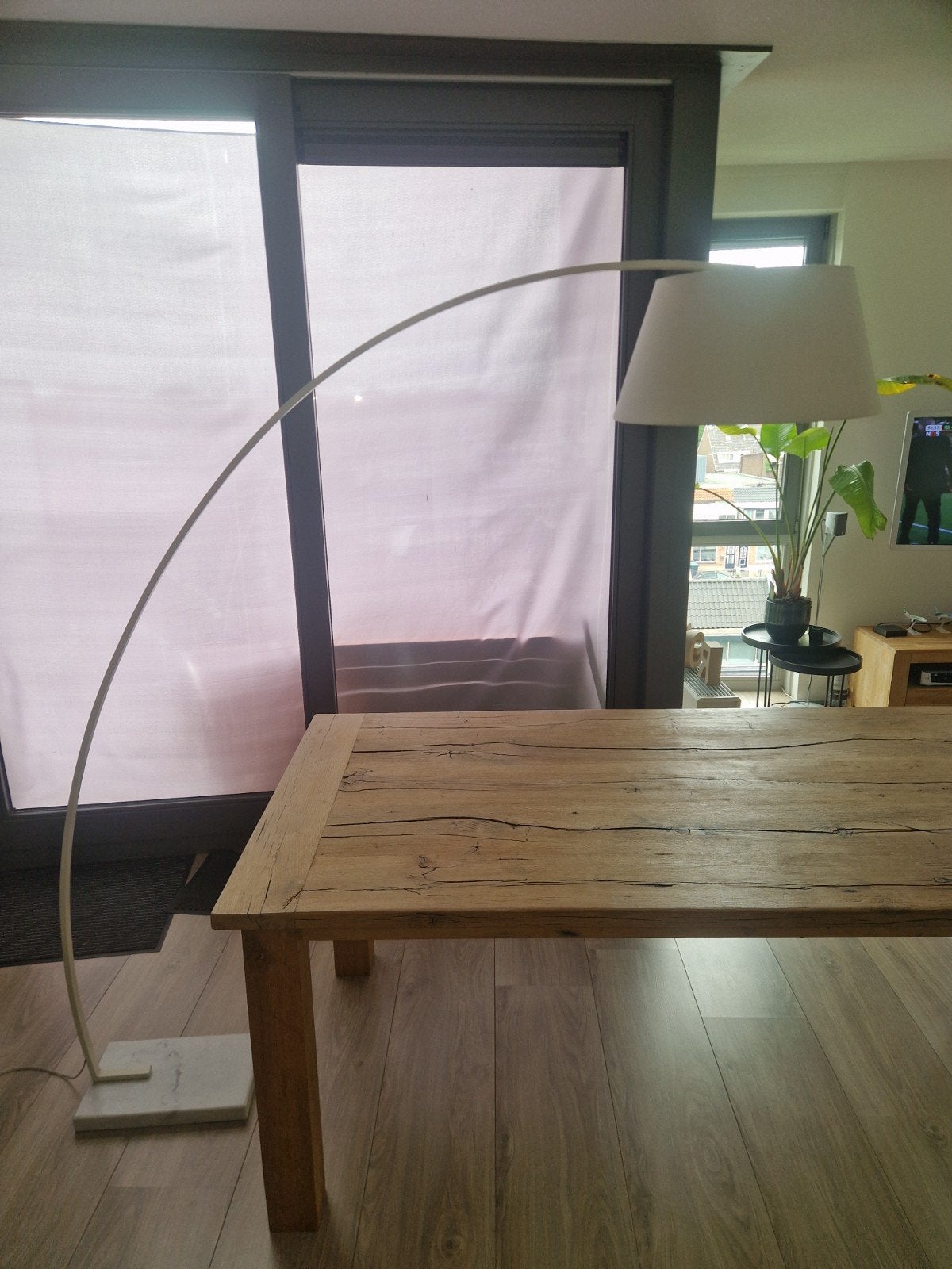 Cremewitte booglamp - 187 cm hoog x 177 cm lang, Huis en Inrichting, Lampen | Vloerlampen, Ophalen, Gebruikt, Stof, 150 tot 200 cm