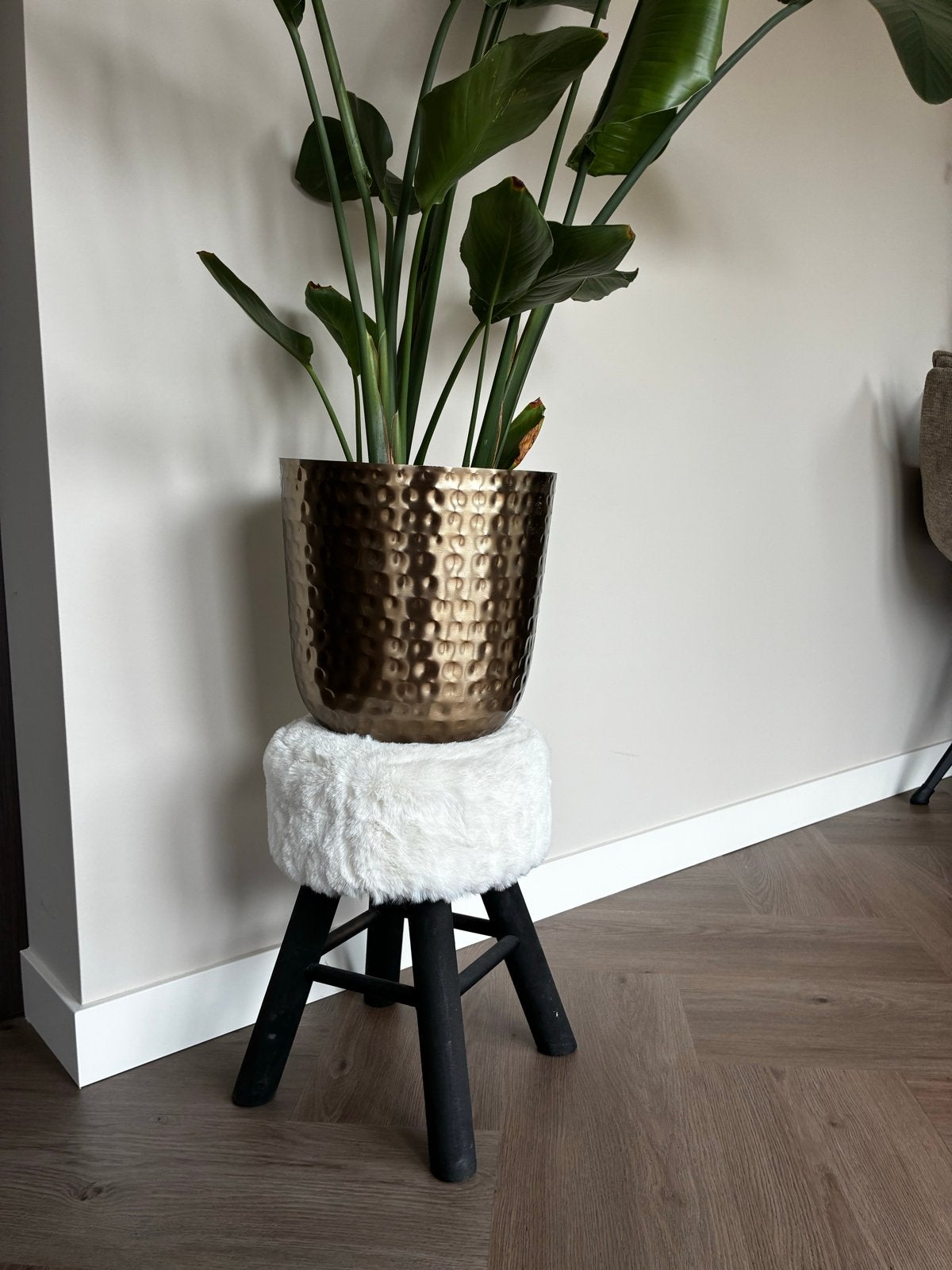 Decoratieve kruk met zachte witte vacht 40 cm hoog, Ophalen, Gebruikt, Hout