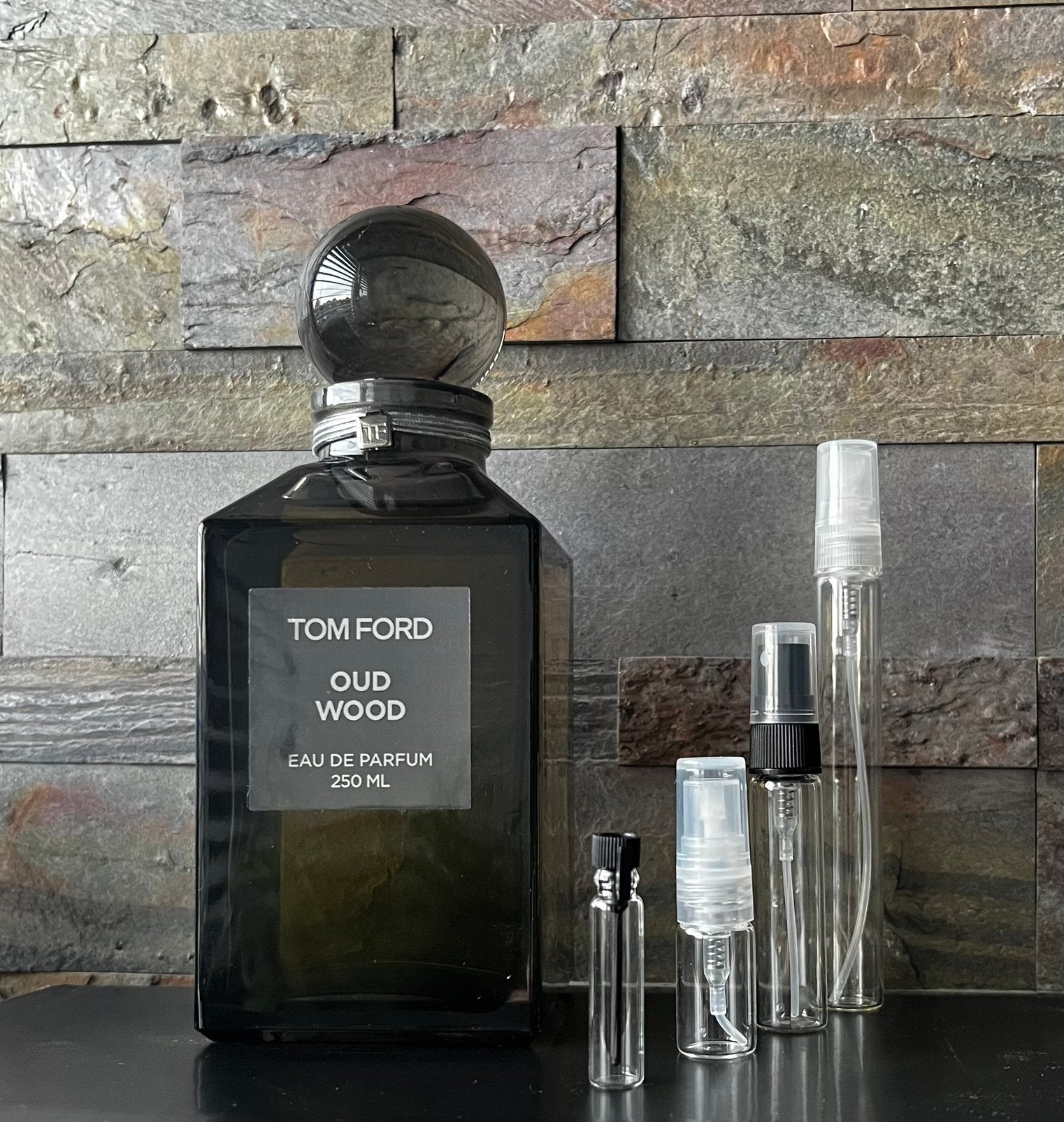 Tom Ford Oud Wood sample, Sieraden, Tassen en Uiterlijk, Uiterlijk | Parfum, Ophalen of Verzenden, Zo goed als nieuw