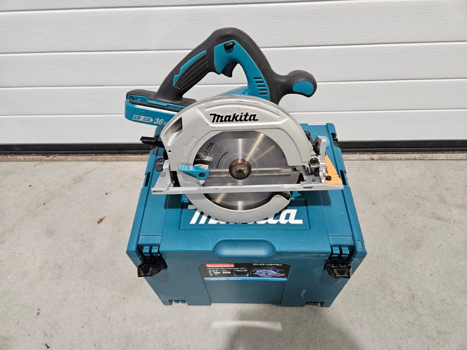 Makita DHS710ZJ Accu Cirkelzaag boddy nieuwstaat., Ophalen, Cirkelzaag, 70 mm of meer, Zo goed als nieuw