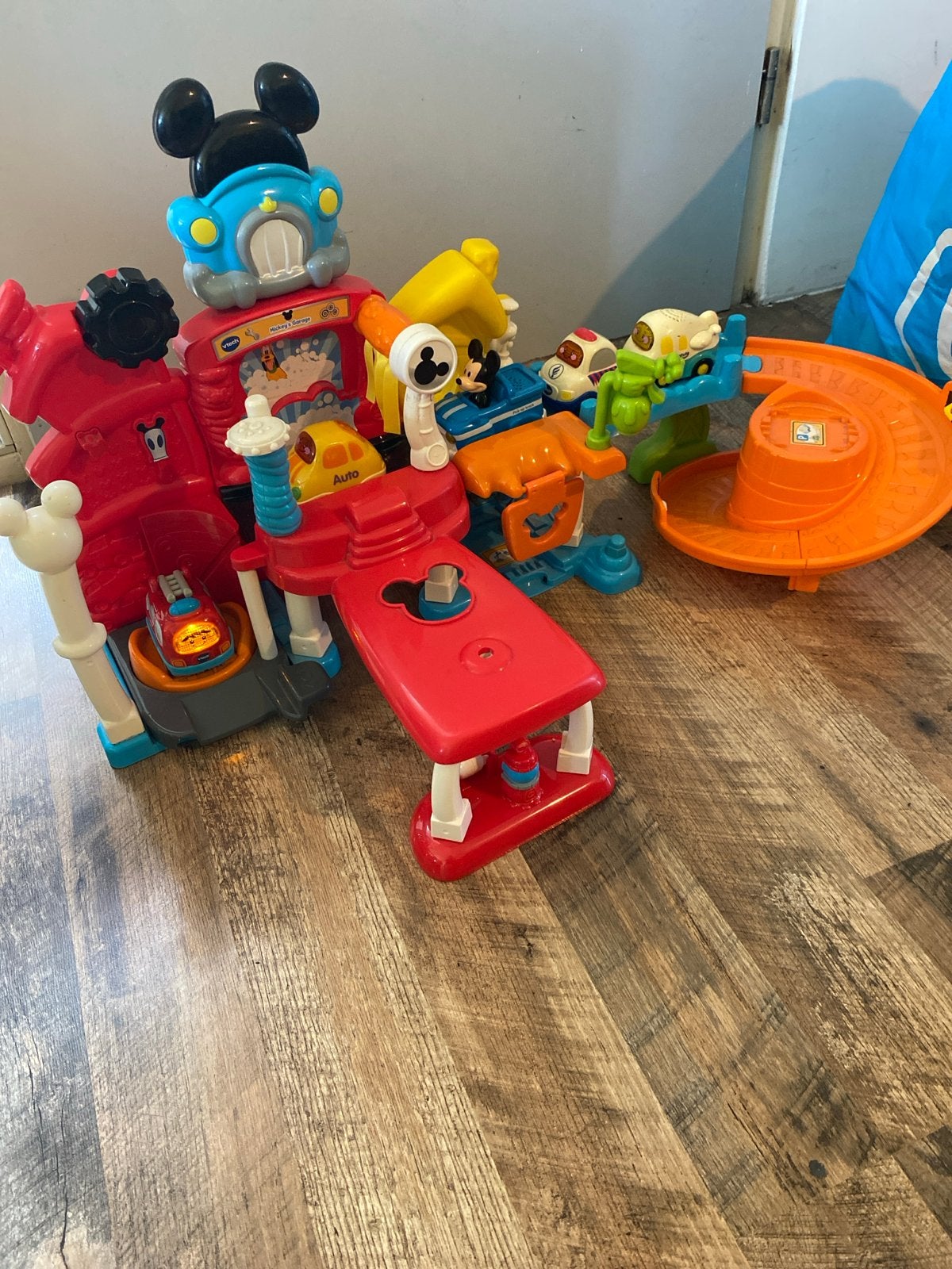 Vtech Mickey Mouse garage met extra auto's en veel baan, Ophalen of Verzenden, Gebruikt, 2 tot 4 jaar