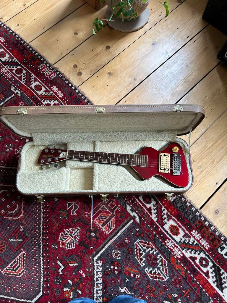 Hondo Chiquita travel guitar, Muziek en Instrumenten, Ophalen of Verzenden, Zo goed als nieuw, Elektrische gitaar, Flightcase