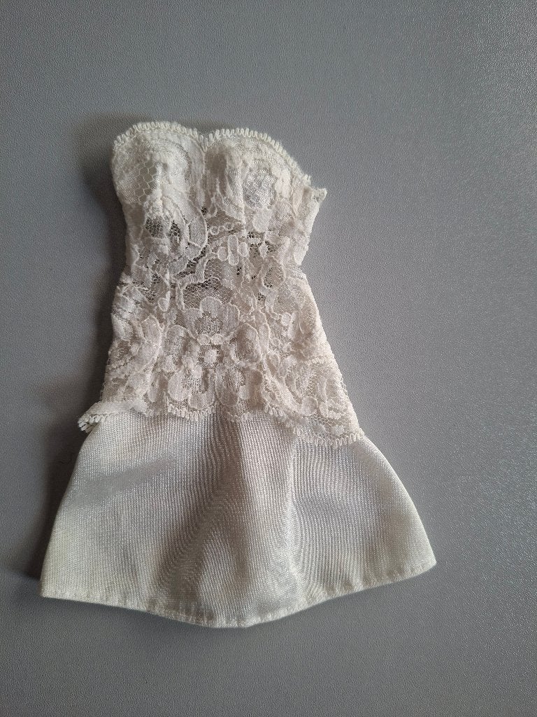 barbie vintage / retro wit jurkje met kant, Verzamelen, Poppen, Ophalen of Verzenden, Gebruikt, Kleertjes