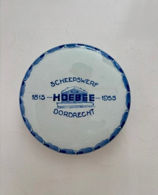 Delfts Blauwe gedenkdoos Scheepswerf Hoebee Dordrecht, Ophalen of Verzenden