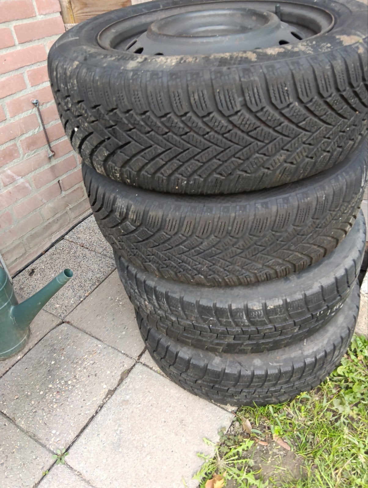 Foto 4 van set winterbanden op velg 195/65/15.  €60,00