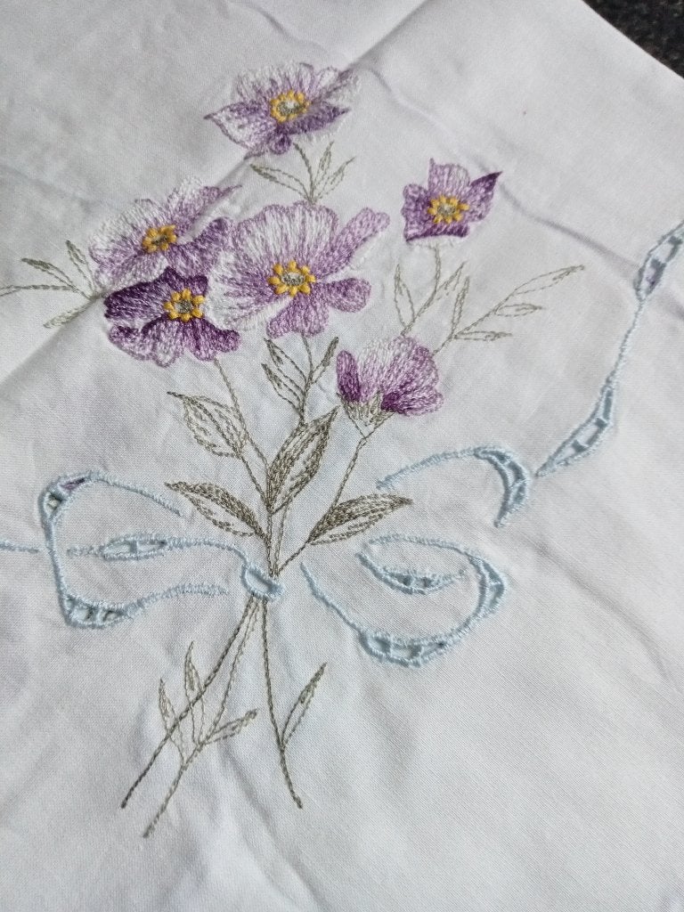 Geborduurde witte tafelkleedjes met bloemenmotief, 80 cm, Nieuw, Geborduurd, Ophalen of Verzenden