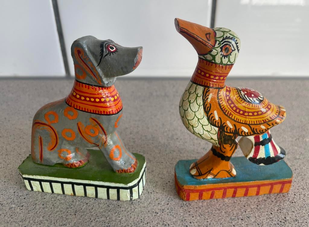 Houten vogel en hond beschilderde beeldjes India, Antiek en Kunst, Kunst | Beelden en Houtsnijwerken, Ophalen of Verzenden